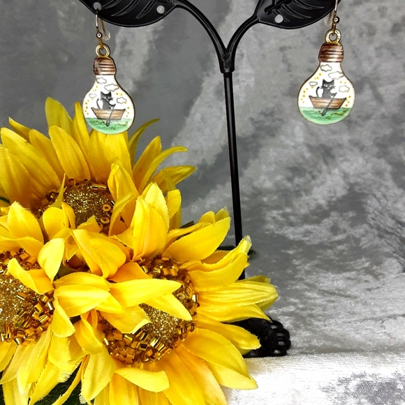 Handcrafted Steampunk Lightbulb Cat Earrings White Steampunk - Picture 2 of 3